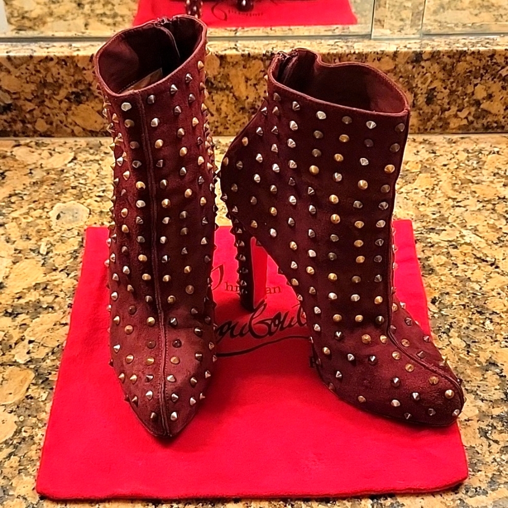 ⭐️🌴Christian Louboutin Ariella Clou Suede Studded Ankle Booties. EU 39.